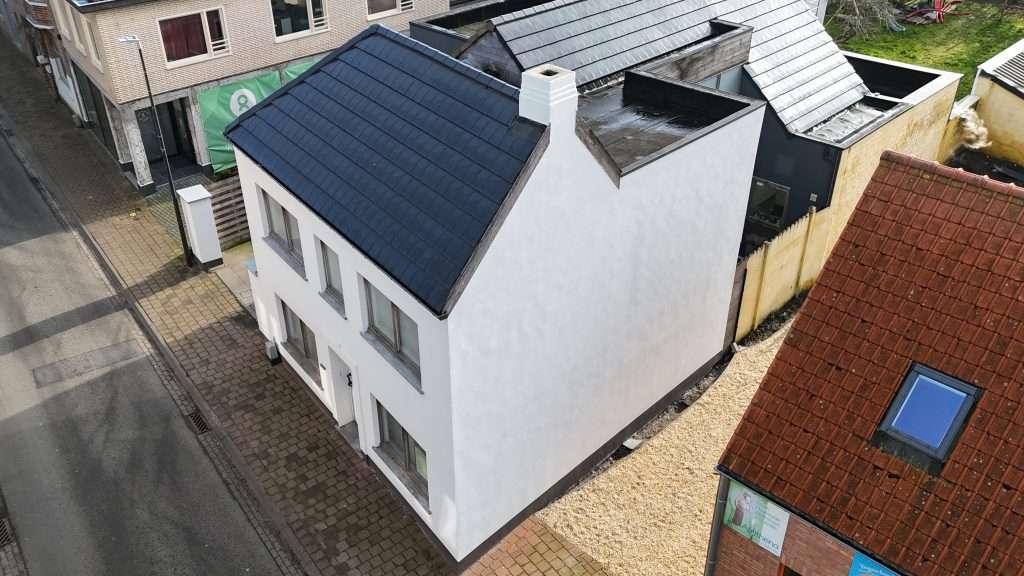 Gevelrenovatie in Crépi uitgevoerd door DTL Construct, met een moderne afwerking en uitstekende isolatie. Het renovatieproject benadrukt de esthetische verbetering en de duurzame keuze voor Crépi als gevelafwerking.