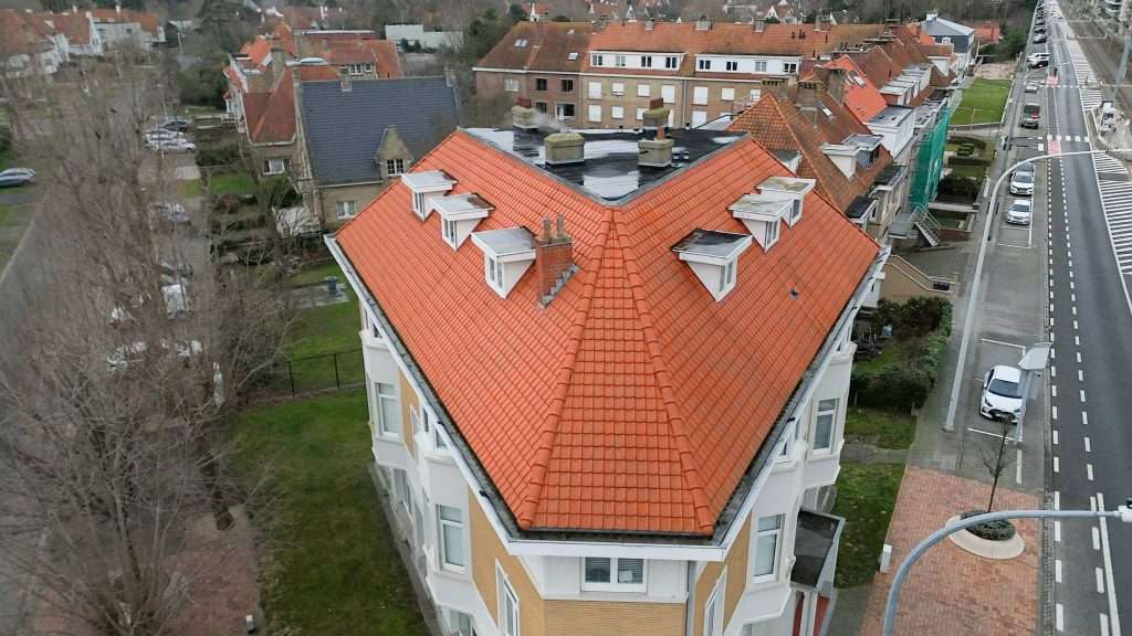 Voltooide dakwerken in Nieuwpoort door DTL Construct, met een perfecte afwerking en duurzame materialen die zorgen voor een solide en esthetisch dak