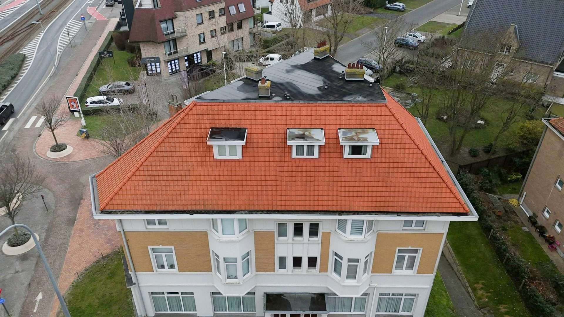 Op zoek naar dakwerkers Antwerpen voor een betrouwbare dakrenovatie? Wij zorgen voor een stevig en goed geïsoleerd dak met topkwaliteit materialen. Vraag vandaag nog een offerte aan!