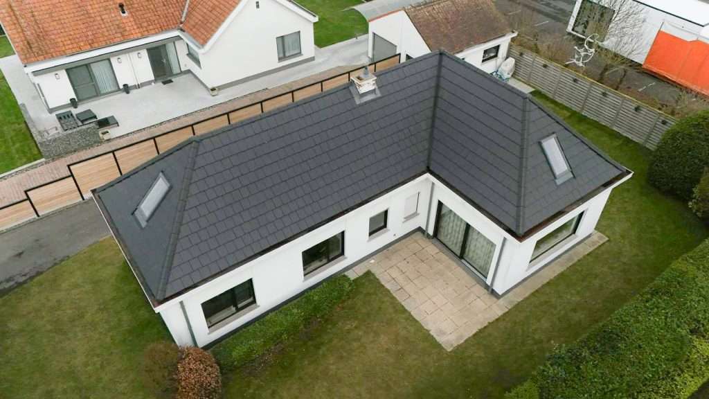 Foto van een volledig gerenoveerd dak in Blankenberge door DTL Construct, met hoogwaardige dakpannen en perfecte afwerking, passend bij de kustarchitectuur.