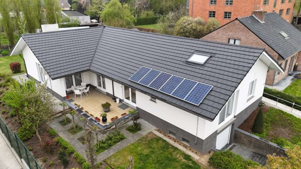 Zijaanzicht van een gevelrenovatie in Poperinge met crépi-afwerking over 279 m² – strakke en moderne look door Dtl Construct.