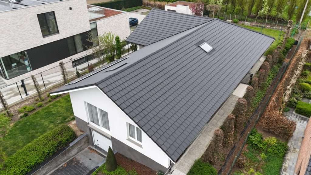 Dakrenovatie van hellend dak in Poperinge – 335 m² vernieuwd dak met duurzame materialen door Dtl Construct.