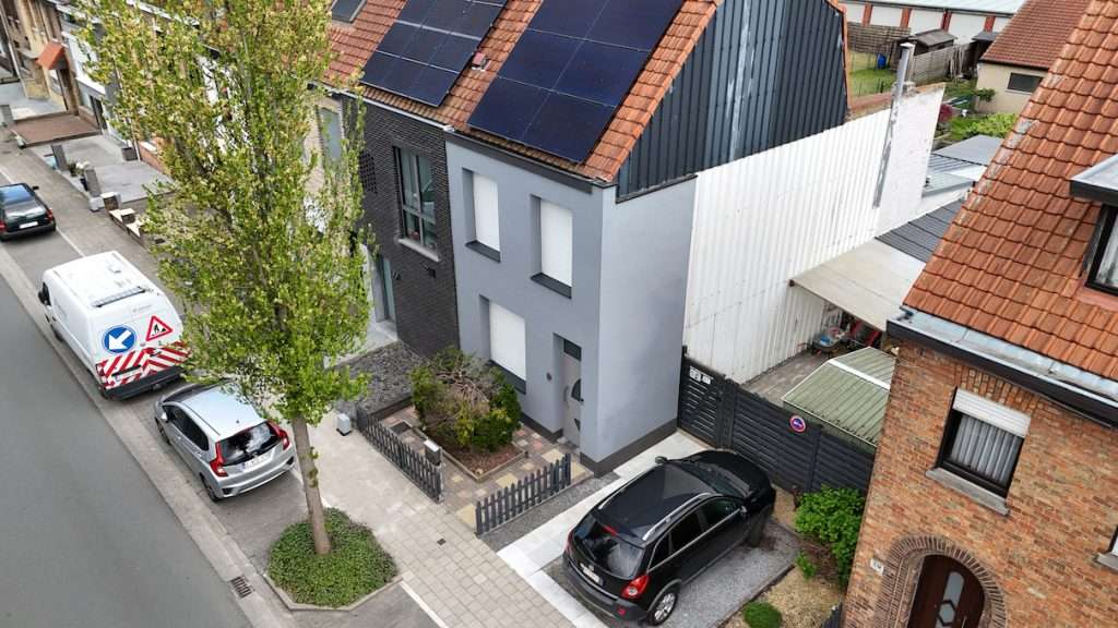 Vooraanzicht van gerenoveerde gevel in Brugge met grijze crépi afwerking door Dtl Construct