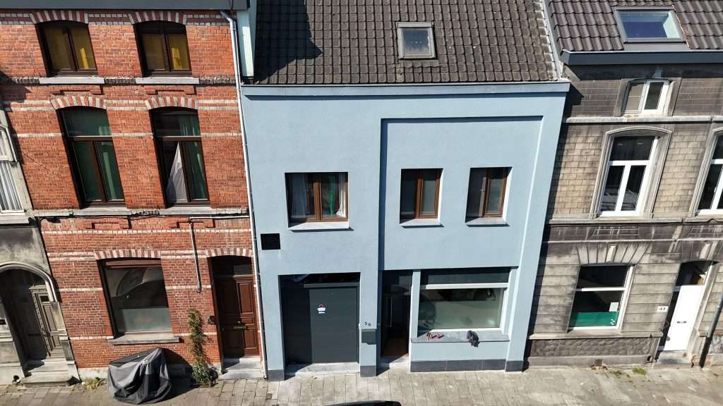 Vooraanzicht van woning in Gent vóór gevelrenovatie met crepi.